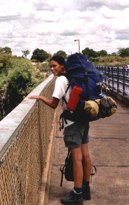 Denise in volle bepakking op de Zambezi brug