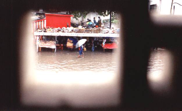 De hoofdstraat in Dar Es Salaam, na bijzonder zware regenval