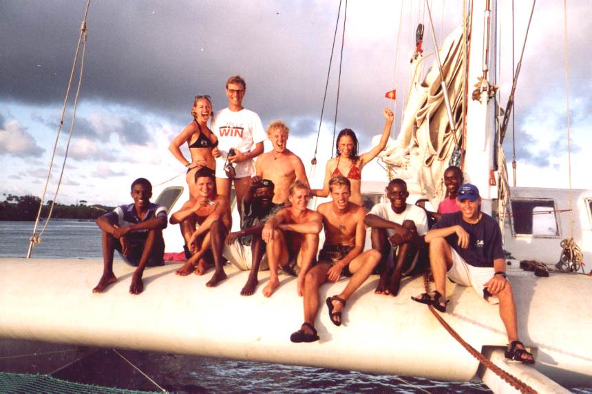 De crew, Staand van links naar rechts: Mandy, Marc, Jeroen, Denise; zittend: ?, Bjorn, Joanna, Erwan, Berend en nog enkele Yaugthclub leden.